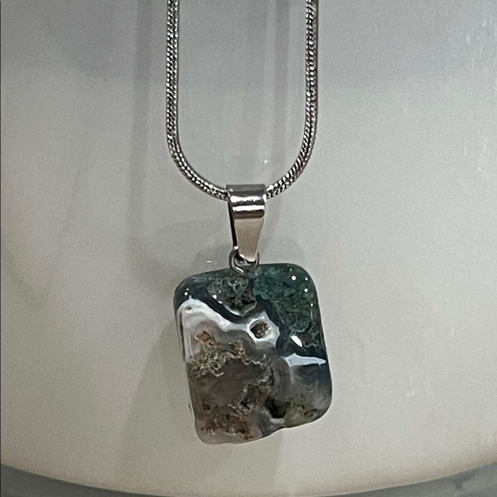 Green Moss Agate Gemstone Pendant Necklace - Picture 4 of 4